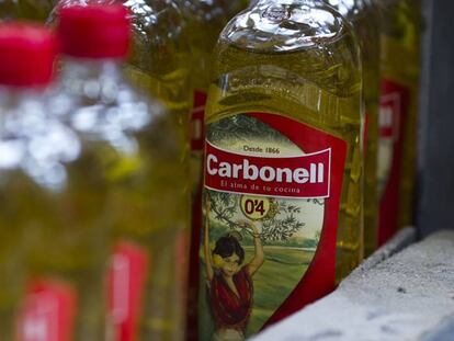 Línea de embotellado de los aceites Carbonell, uno de las marcas de referencia de Deoleo. 