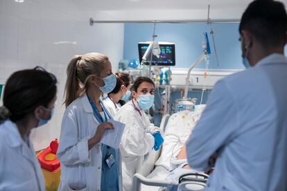 La doctora Zapatero atiende a una paciente en la UCI no covid del Hospital del Mar.