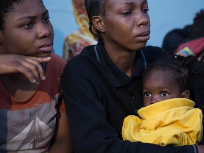 Migrantes africanos, que fueron rescatados por guardacostas libios, en Tr&iacute;poli (Libia). 