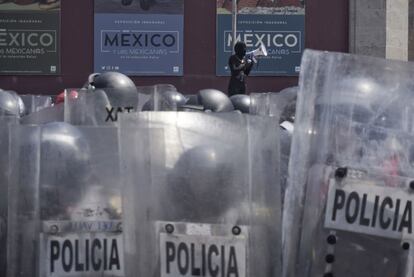 Un contingente fue encapsulado cerca del metro Hidalgo al inicio de la marcha.