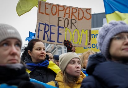 Manifestantes ucranios pedían el envío de carros de combate Leopard 2 a Ucrania el lunes, ante la sede del Consejo Europeo, en Bruselas.