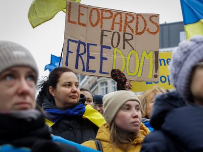 Manifestantes ucranios pedían el envío de carros de combate Leopard 2 a Ucrania el lunes, ante la sede del Consejo Europeo, en Bruselas.