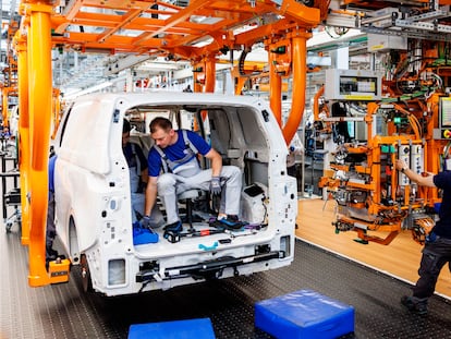 Mecánicos trabajan en la planta de Volkswagen en Hanover.