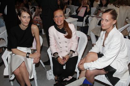 Vanessa Traina, Daniele Steel y Victoria Traina, en el desfile de alta costura de Chanel en París, en julio de 2012.