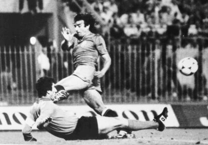 El portero italiano, Dino Zoff, para un gol a Quini durante el partido entre las dos selecciones en el campeonato europeo de 1980 el 12 de junio en el estadio de San Siro de Milán (Italia). 