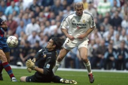 Zidane ante Valdés.