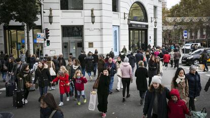 Turistas y ciudadanos en una calle de Barcelona.