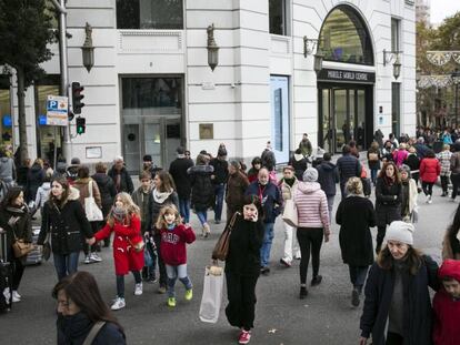 Turistas y ciudadanos en una calle de Barcelona.