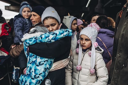 Varias personas con niños esperan para cruzar el río de Irpin, a 5 de marzo de 2022, en Irpin (Ucrania).