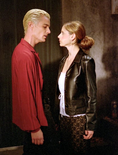 Spike (James Marsters) y Buffy (Sarah Michelle Gellar), una historia de redención vampírica en 'Buffy cazavampiros'.