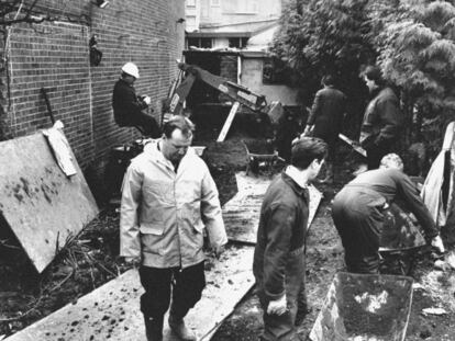 La policía hace excavaciones en la finca de la familia West, en Gloucester (Reino Unido).