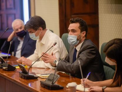 Los diputados Ernest Maragall (izq,), Sergi Sabrià y Roger Torrent (der.) en la reunión del grupo de ERC en el Parlament