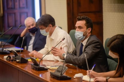 Los diputados Ernest Maragall (izq,), Sergi Sabrià y Roger Torrent (der.) en la reunión del grupo de ERC en el Parlament