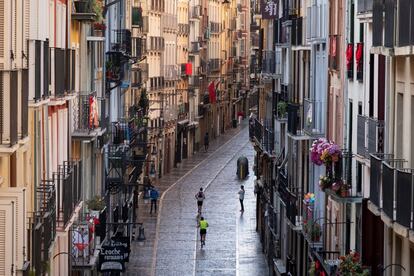 Imagen de la calle de la Estafeta en Pamplona, esta mañana. El 7 de julio deberían de empezar los encierros de San Fermín, y esta calle debería de estar abarrotada de público, pero este año los encierros y las fiestas se han suspendido por la pandemia de la covid-19 y las calles ofrecen una imagen muy diferente.