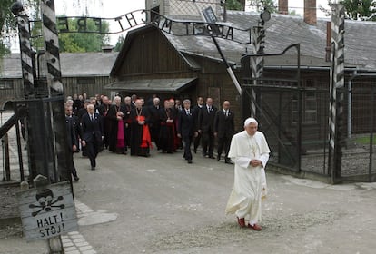 Benedicto XVI visita el campo de concentración de Auschwitz, el 28 de mayo de 2006.