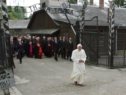 Benedicto XVI visita el campo de concentración de Auschwitz, el 28 de mayo de 2006.