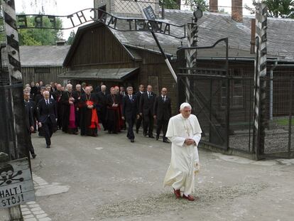 Benedicto XVI visita el campo de concentración de Auschwitz, el 28 de mayo de 2006.