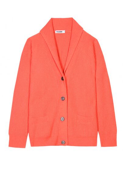 Color coral

	Llega del mar al armario para destronar al verde menta. Chaqueta de punto de Jil Sander (1.490 euros)