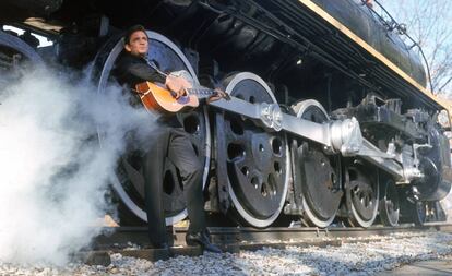 Johnny Cash, junto a las ruedas de un tren de vapor en Nashville en 1969.