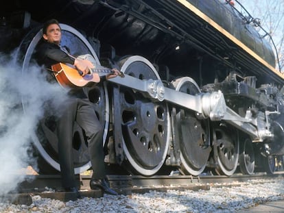 Johnny Cash, junto a las ruedas de un tren de vapor en Nashville en 1969.