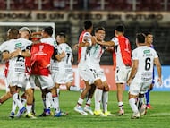Los jugadores de Palestino celebran tras ganar un partido de la Copa CONMEBOL Sudamericana, el 4 de marzo de 2026, en Santiago, Chile.