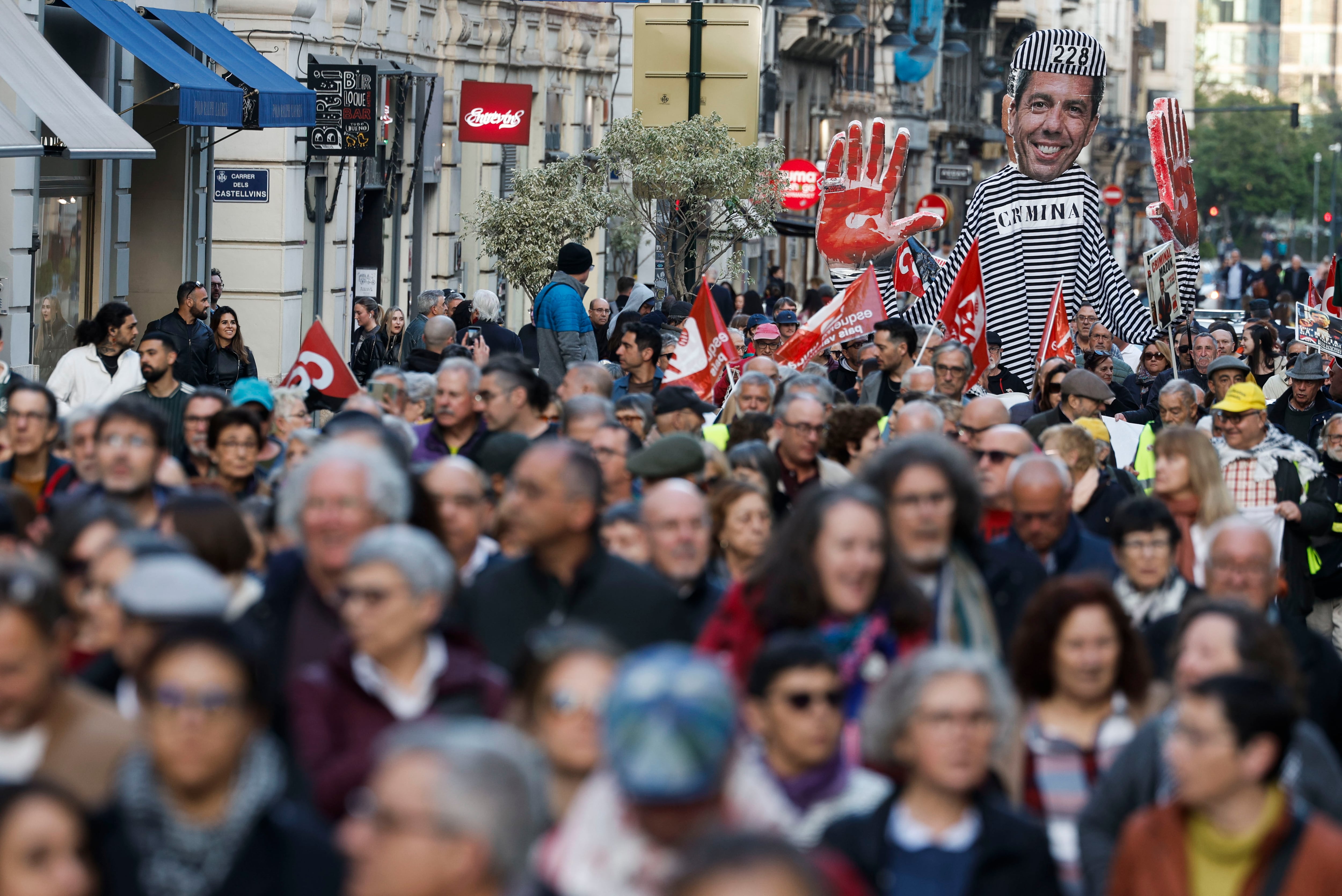 Una nueva manifestación recorre Valencia para pedir que Mazón deje su acta de diputado por la dana