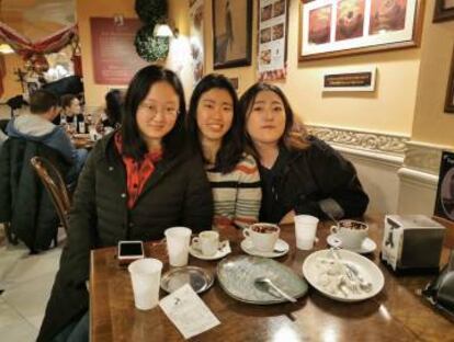A la izquierda con gafas, su amiga Yeni; en el centro, su compañera japonesaSatomi, y a la derecha, Jihyun, durante un café en Valladolid.