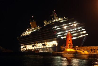 El Costa Concordia, encallado frente a la costa de la isla del Giglio, en Italia.