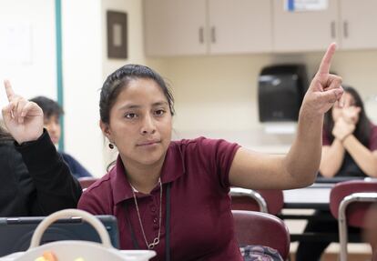 María, una guatemalteca de 14 años, llegó a EE UU con un su hermano mayor hace más de dos años para reunirse con su madre en Phoenix, Arizona. Antes de que la pandemia cerrara su escuela, estaba prosperando en la clase de inglés, ganando confianza cada día más. 