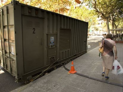 Un generador d'electricitat instal·lat en un carrer de Barcelona després de l'apagada.