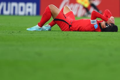 Heungmin Son en el suelo durante el partido ante Brasil. 