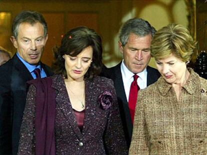 De izquierda a derecha, Tony Blair; su esposa, Cherie; George W. Bush y su mujer, Laura, al salir ayer del número 10 de Downing Street.