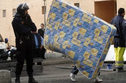 La policía vigila el desalojo de una familia de una vivienda en el barrio Virgen del Carmen de Alicante.