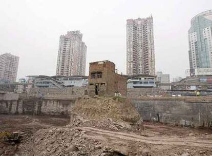 La casa de un propietario que no quiso vender permanece en un solar listo para edificar en Chongqing (China).