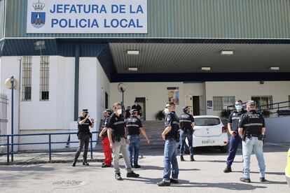 Más de 70 policías locales de El Puerto de Santa María (Cádiz) llevan sin patrullar una semana debido a la falta de pantalones que tienen de pantalones de uniforme