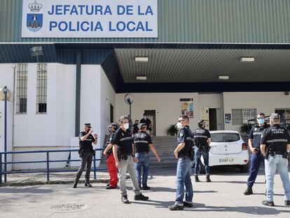 Más de 70 policías locales de El Puerto de Santa María (Cádiz) llevan sin patrullar una semana debido a la falta de pantalones que tienen de pantalones de uniforme