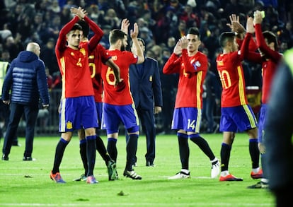 Los jugadores de la selección española de fútbol, saludan al publico, al término del partido correspondiente a la clasificación para el Mundial Rusia 2018 ante Macedonia.