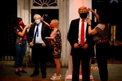Los retoques finales a las figuras de cera de Johnson y Trump en el museo de Madame Tussauds, el pasado 30 de julio.
