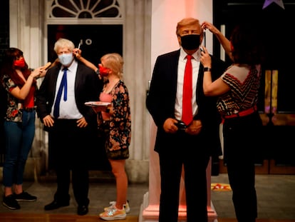 Los retoques finales a las figuras de cera de Johnson y Trump en el museo de Madame Tussauds, el pasado 30 de julio.