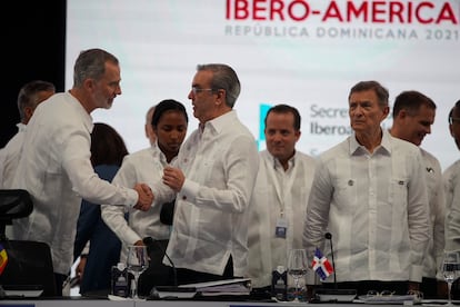 The King of Spain, Felipe VI, greets Dominican President Luis Abinader at the XXVIII Ibero-American Summit on Saturday.