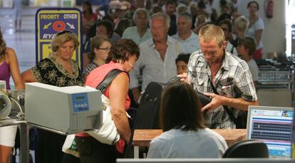 Turistas internacionales en el aeropuerto de Alicante en una imagen de archivo del verano de 2010.