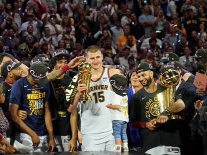 Nikola Jokic con su trofeo de MVP, mientras los Nuggets celebran la victoria en las Finales de la NBA, el pasado 12 de junio.