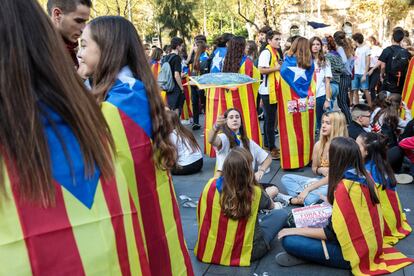 Los estudiantes se congregan en el centro de Barcelona para protestar contra la aplicación del 155.  