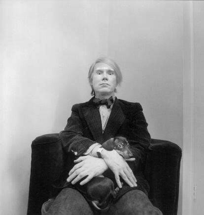 Andy Warhol, con su legendario Tank de Cartier, uno de los primeros relojes sin género de la industria.