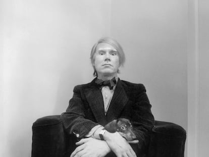 Andy Warhol, con su legendario Tank de Cartier, uno de los primeros relojes sin género de la industria.