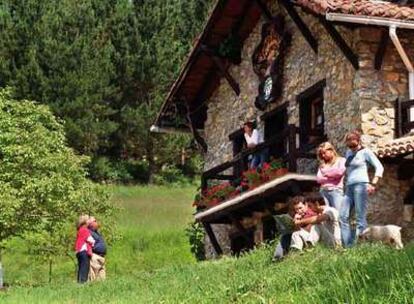 La casa rural Txopebenta, en Gautegiz-Arteaga (Vizcaya), pionera en este tipo de alojamiento en el País Vasco.