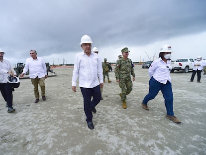 Andrés Manuel López Obrador, presidente de México, realiza un recorrido por las obras de la Refinería Dos Bocas en Tabasco.