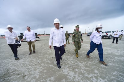 AMLO en compañía de Adán Augusto López, gobernador de Tabasco; Rocío Nahle, secretaria de Energía, y Octavio Romero Oropeza, titular de Pemex