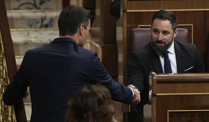 El presidente del Gobierno en funciones, Pedro Sánchez (a la izquierda), saluda al líder de Vox, Santiago Abascal.