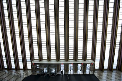 Puerta principal del edificio de la Asamblea en la sede de Naciones Unidas.